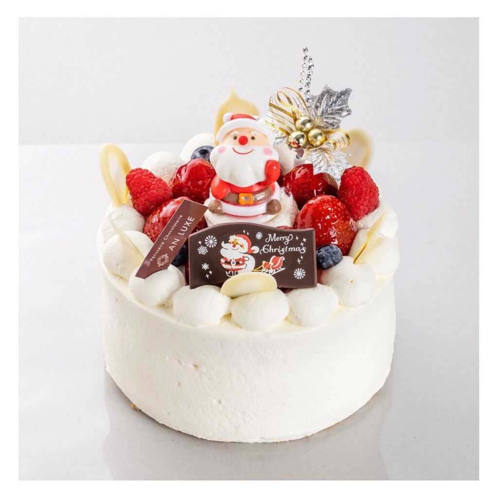 ・クリスマスケーキ1つ目は、、、AN LUXE  アンリュクス ※画像は5号です三層のとろけるふわふわなスポンジの下にはホワイトチョコレートを使用！上品な甘さのクリームとのマリアージュがクリスマスを飾ります～サイズ～☆4号・12cm（２〜３名様）☆5号・15cm（４〜５名様）☆6号・18cm（６〜８名様）～金額～☆4号⇒￥3,000（税込）☆5号⇒￥4,000（税込）☆6号⇒￥5,000（税込）